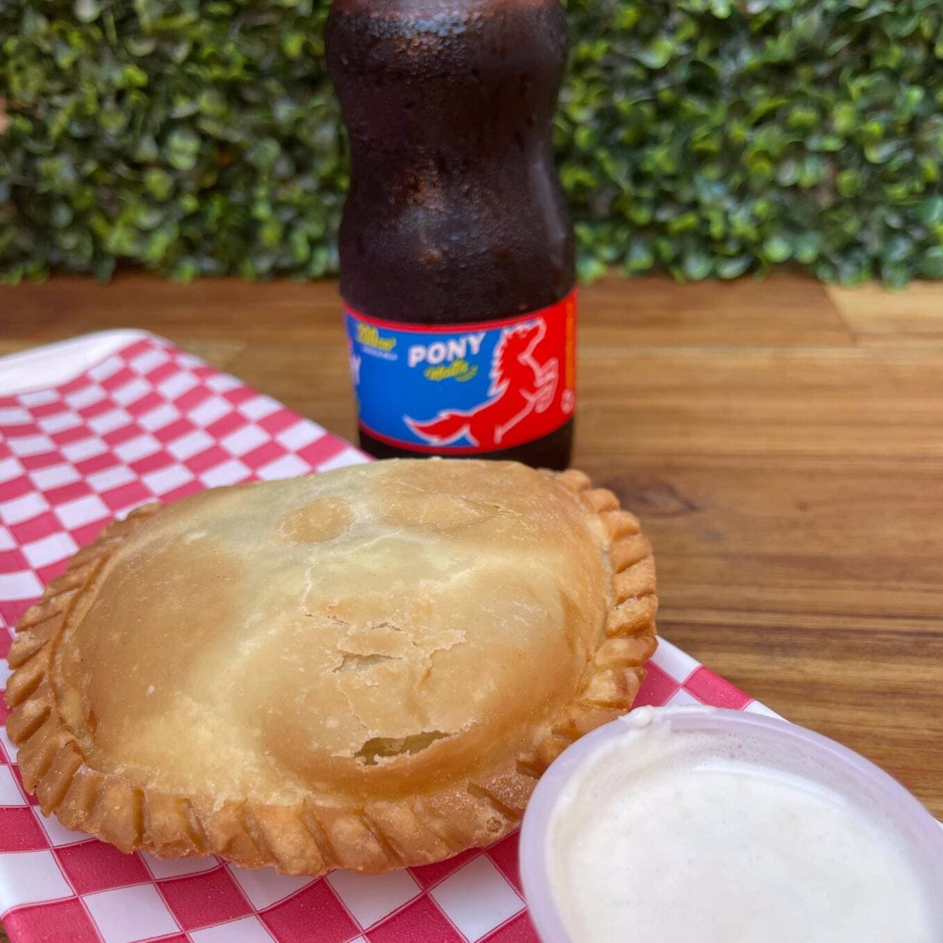 Empanada Personal + Pony 250 Ml + Salsa de la Casa