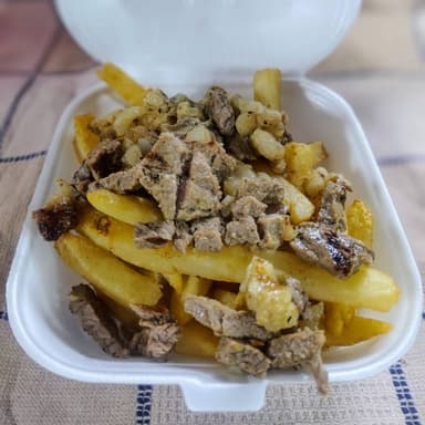 Papas a la francesa con carne asada