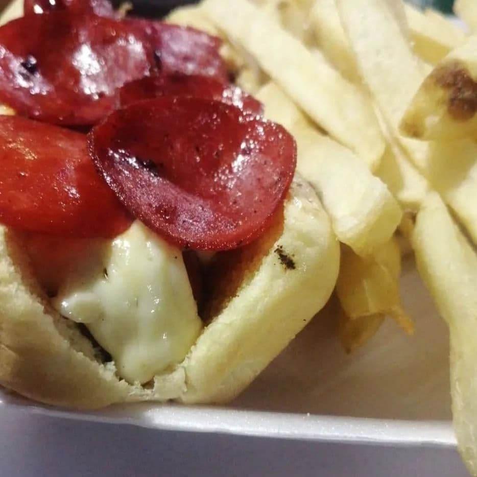 Hot Dog Gratinado, Pepperoni, Papas Francesas