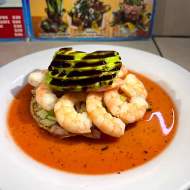 Tostada de camarón cocido