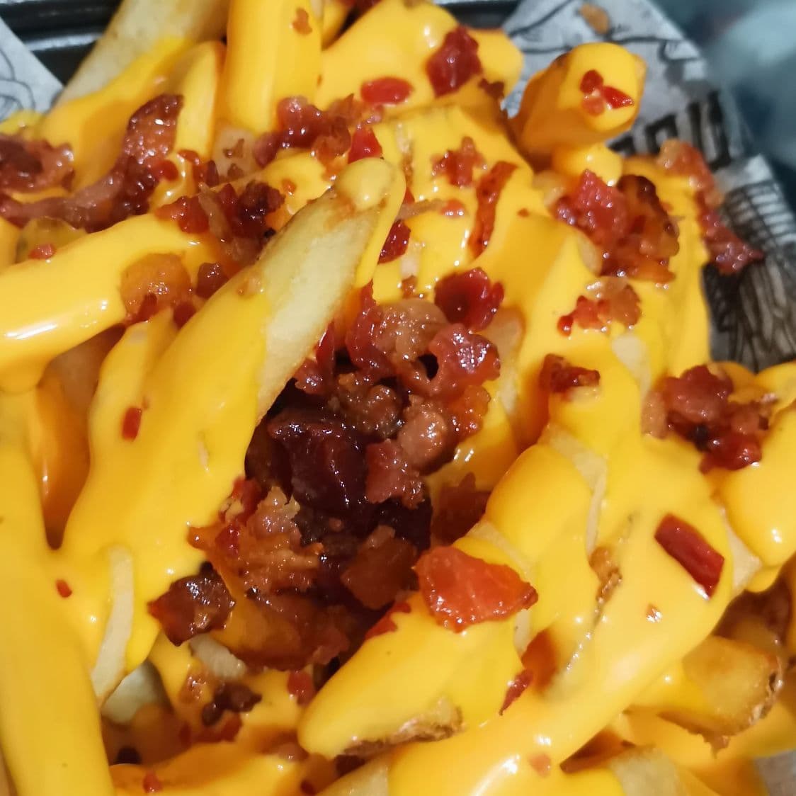 PAPAS CON QUESO Y TOCINO