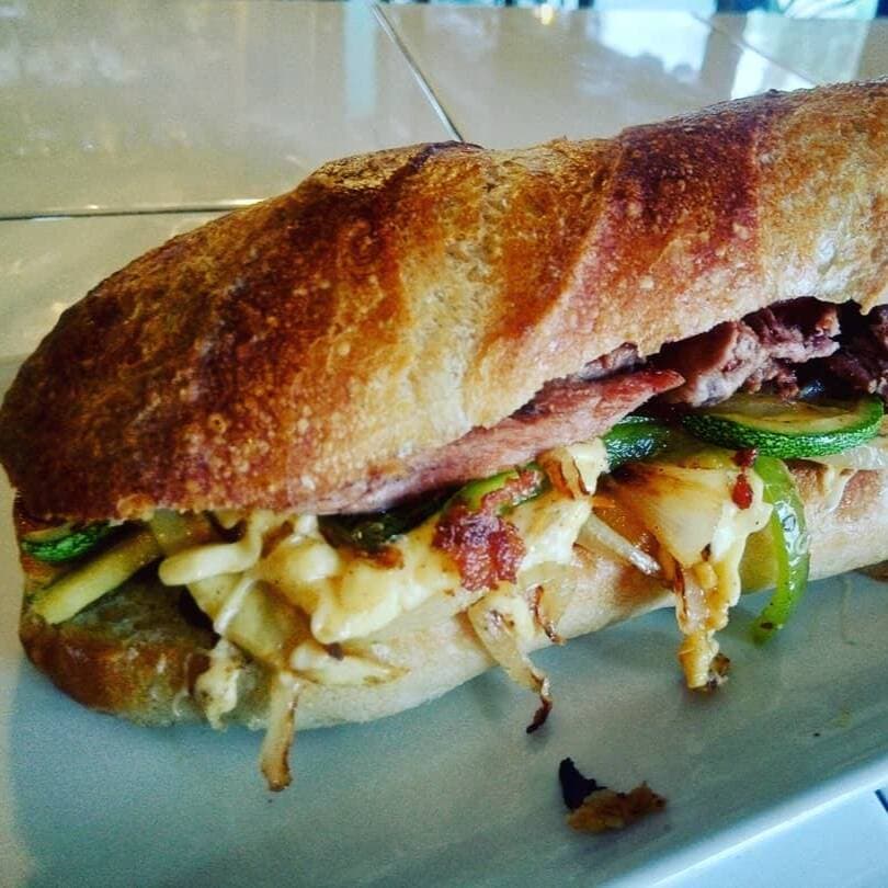 Baguette Arrachera con Queso y Verduras Salteadas
