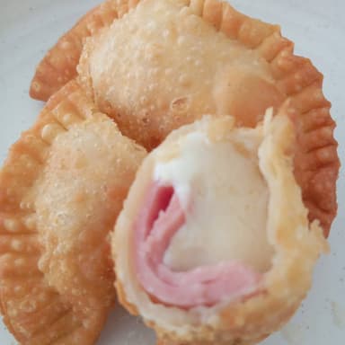 EMPANADA DE JAMON Y QUESO