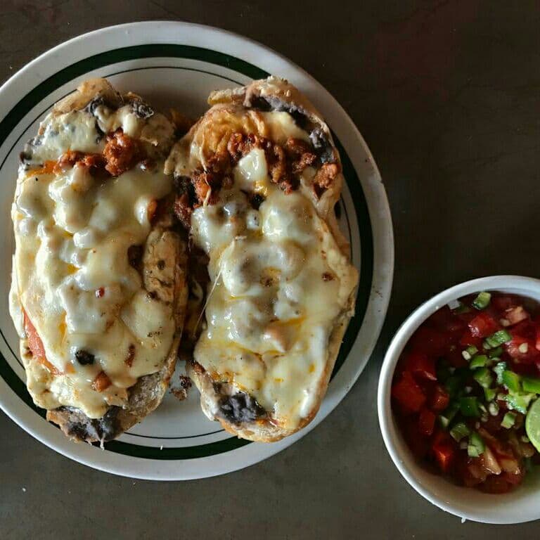 Molletes + Licuado de Plátano