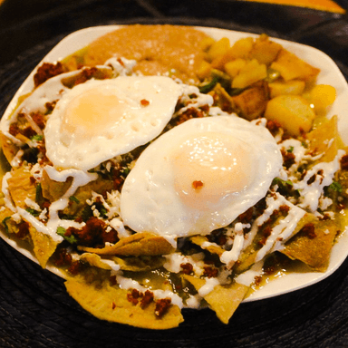 Chilaquiles Divorciados con 2 Huevos Fritos