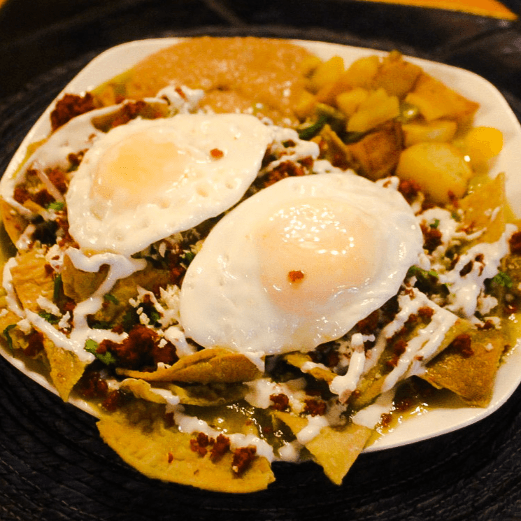 Chilaquiles Divorciados con 2 Huevos Fritos
