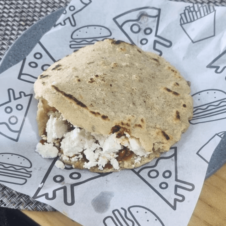Gorditas de Maiz con Chile Negro en Comal