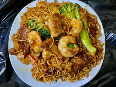 Fideo Chino con Res, Pollo y Camarón