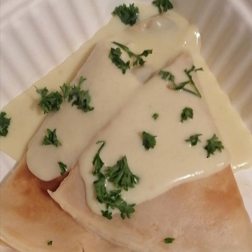 Crepa Salada de Pollo en Salsa Blanca con Hongos