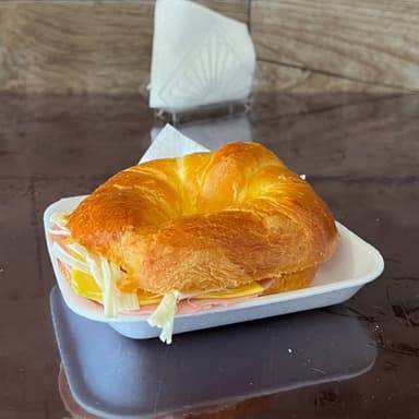 Cuernito con Jamón