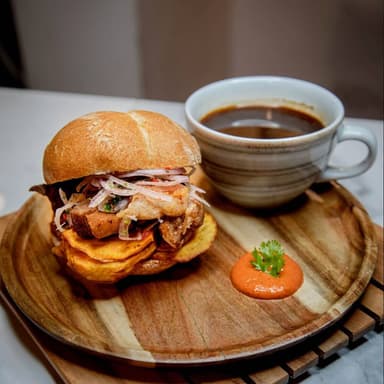 Pan con Chicharron clásico