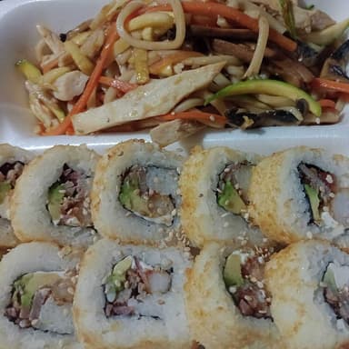 1 Rollo Chicali Roll + 1/2 Yakisoba de Pechuga.