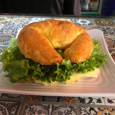 Cuernito Jamón De Pierna Con Manchego