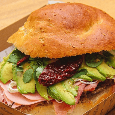 Cemita y agua de melon
