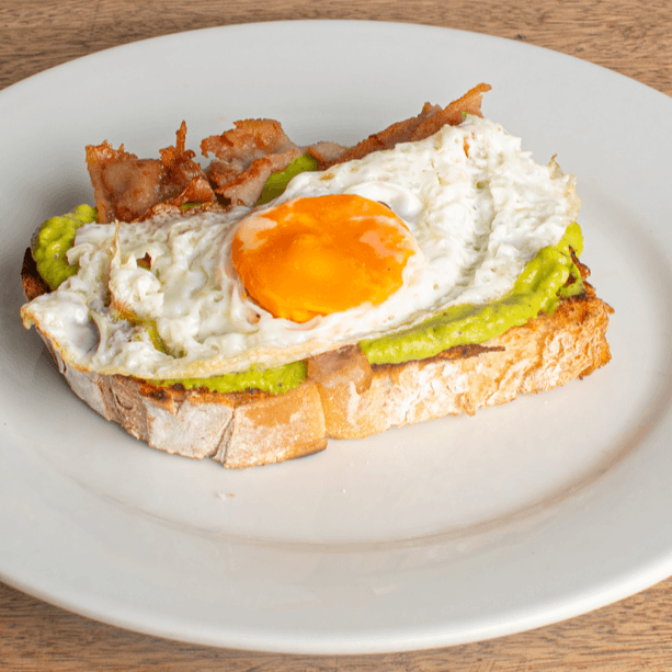Tosta de Guacamole, Tocineta y Huevo