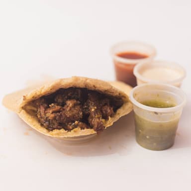 Gordita de Carnitas en  Salsa Verde