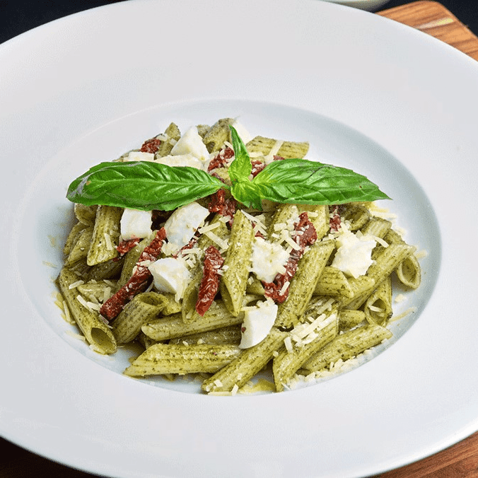 Pasta Pesto Tomate y Búfala + Bebida