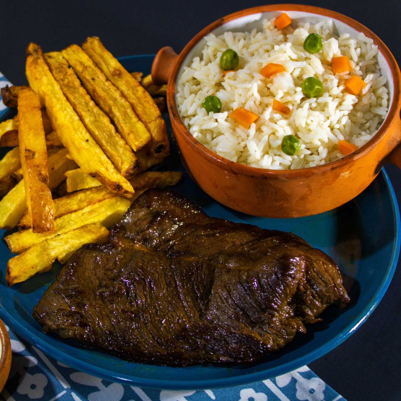 Bistec con Arroz y Papas Fritas