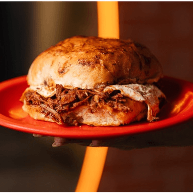 Pambazo de Birria con Queso