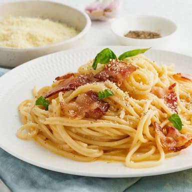 Pasta Carbonara con Tocineta