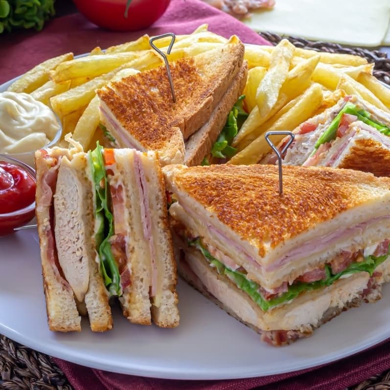 Club Sandwich Hawaiano BBQ + POSTRE SORPRESA