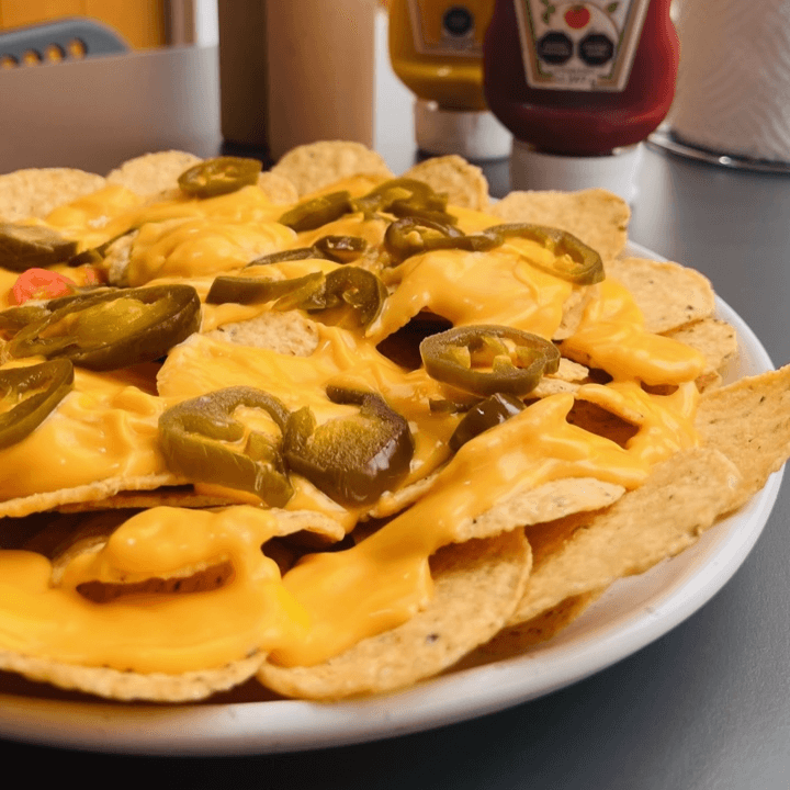 Nachos con Queso y Jalapeños