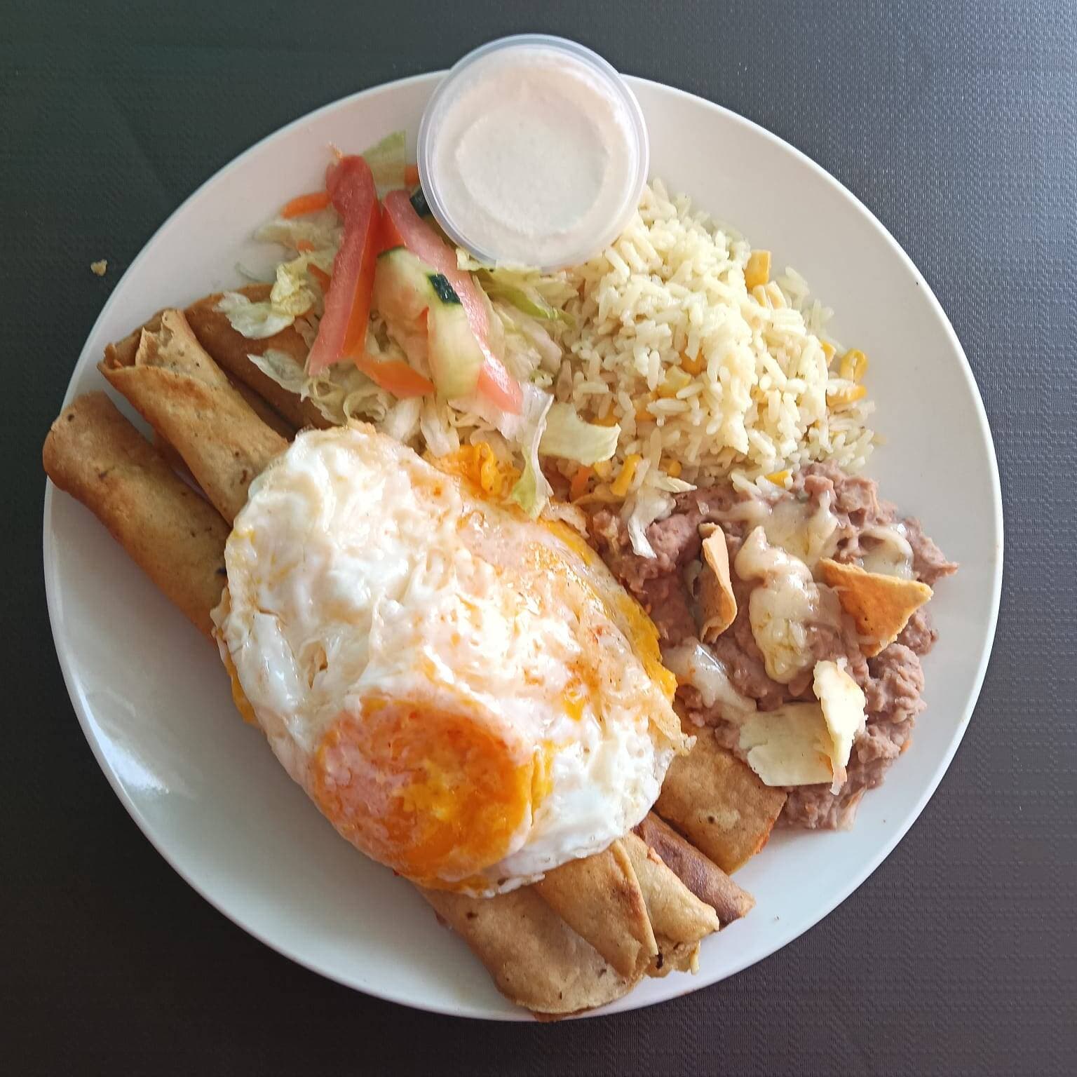 4 Flautas de pollo montadas