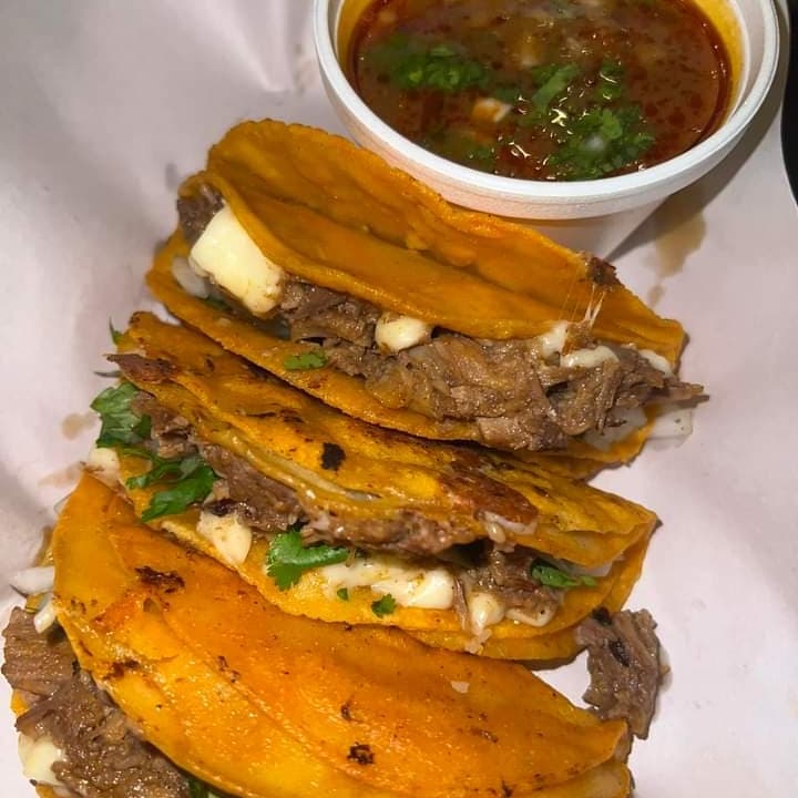 Consome y 4 Quesa Birrias.tortilla doble