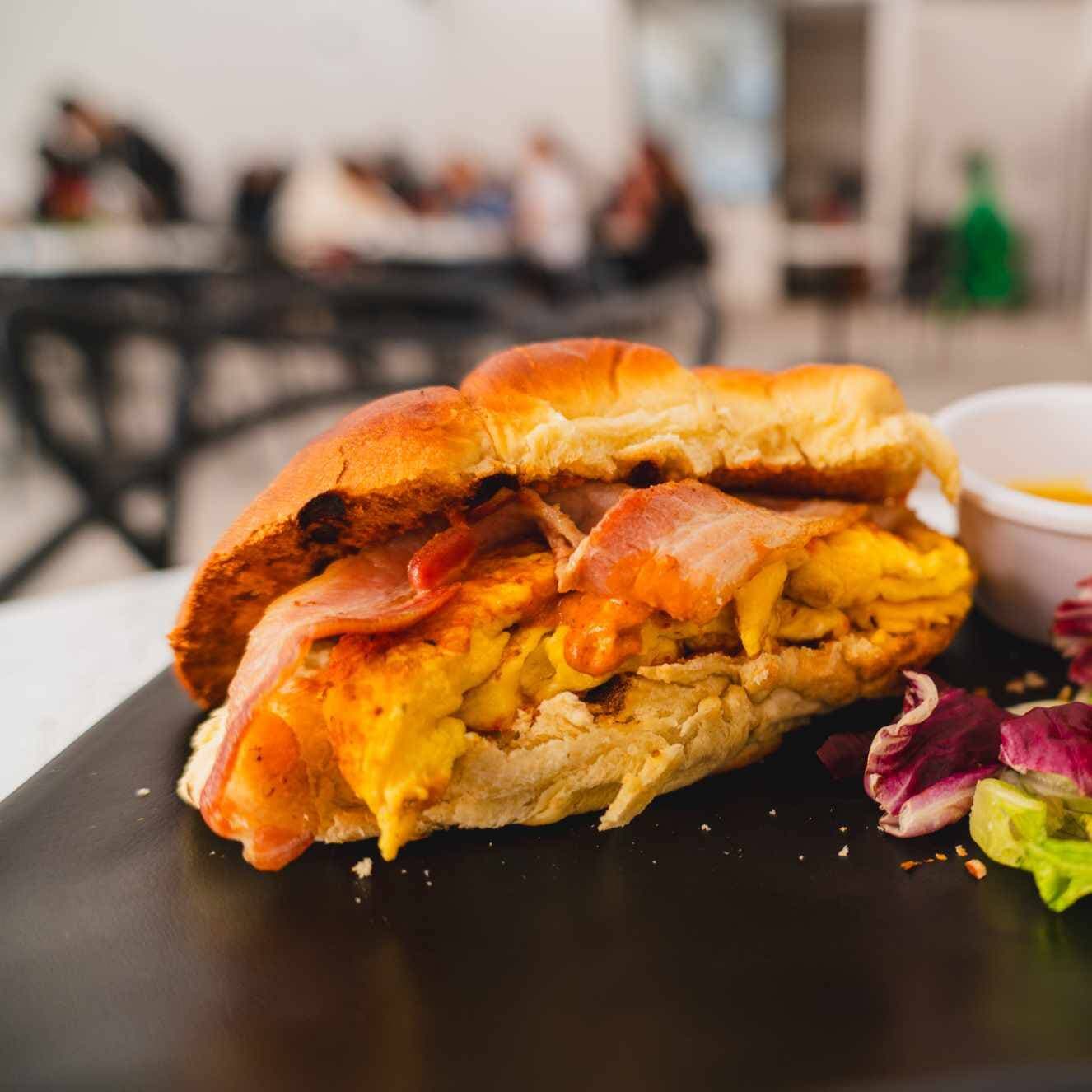 Croissant Huevo con Jamon + Latte Original