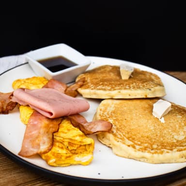 2. Hotcakes con Huevos Revueltos, Tocino y Jamón