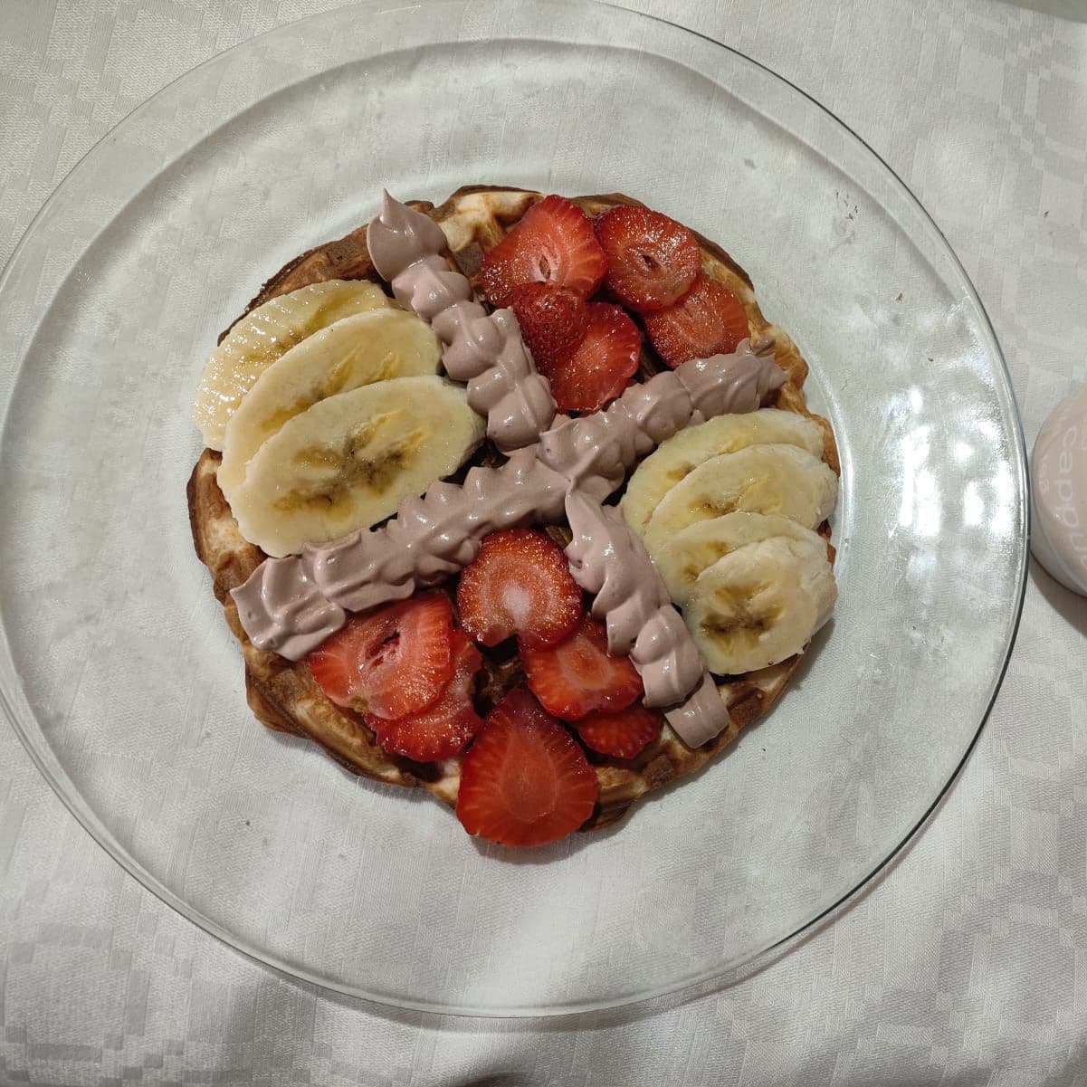 Waffle Con Crema Batida y Café