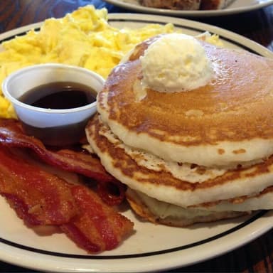 Desayuno Supremo: Huevo Revuelto, Pancakes y Tocin