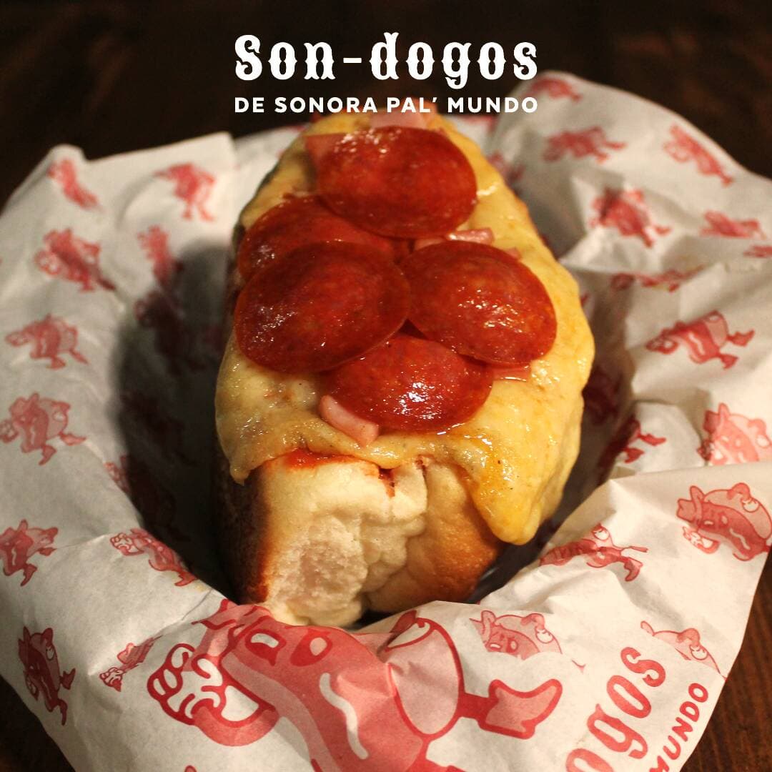 Pepperoni Dog con Papas.