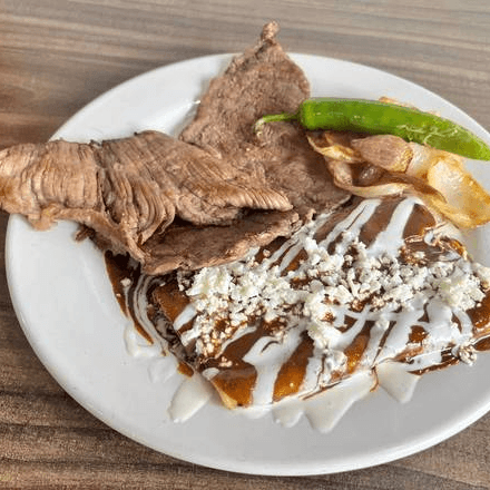 Cecina con Enchiladas de Mole