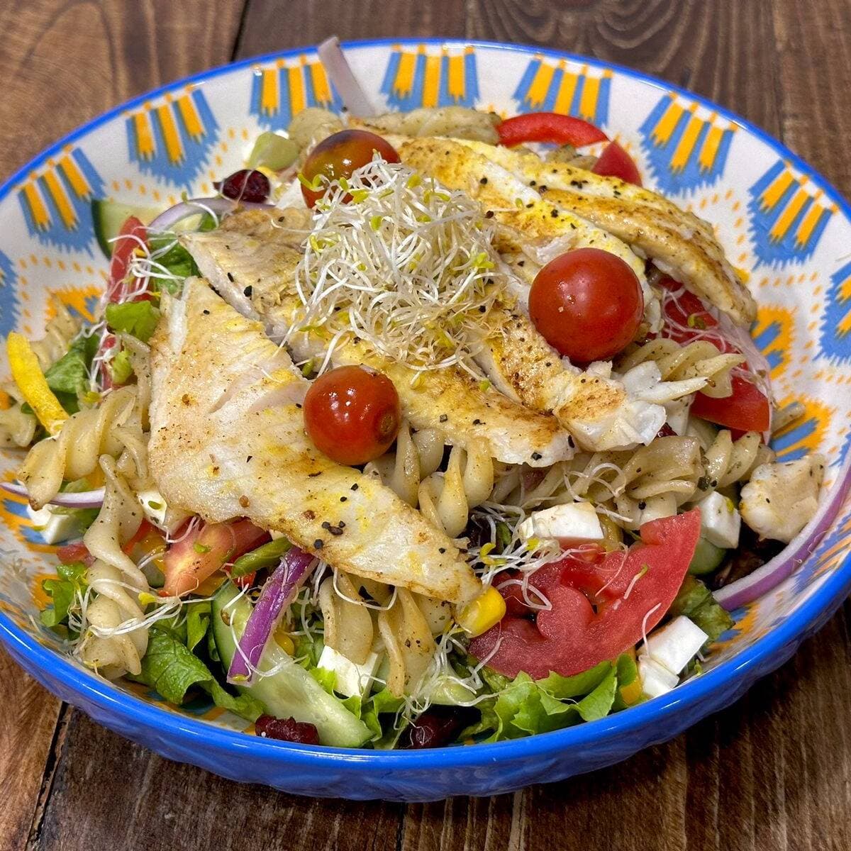 ENSALADA CON FILETE DE PESCADO GRANDE