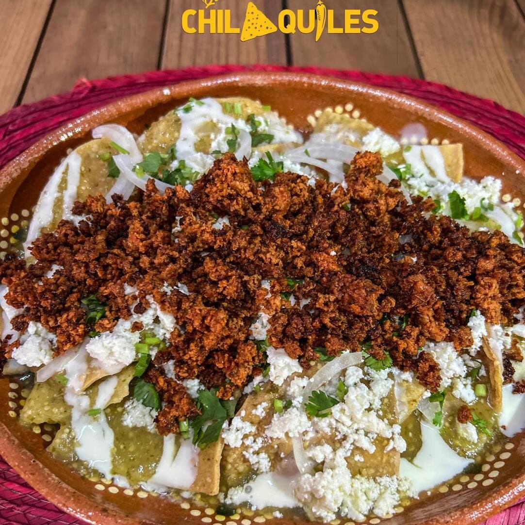 CHILAQUILES CON CHORIZO + BEBIDA