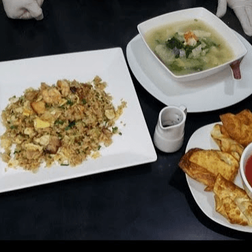 Arroz Chaufa, Sopa Wantán y 2 Wantanes