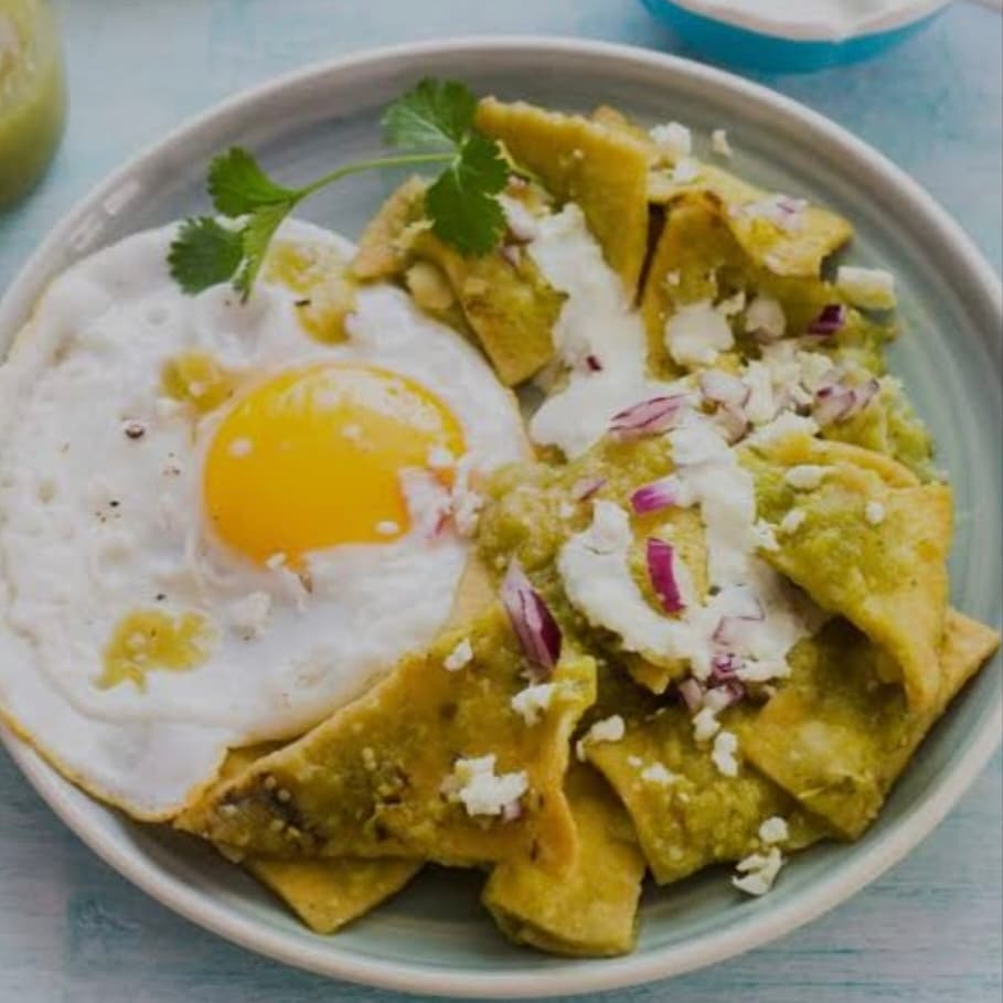 Chilaquiles verdes con pollo y huevo