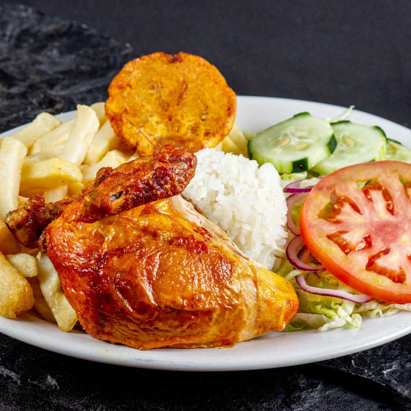 Bandeja con pollo asado
