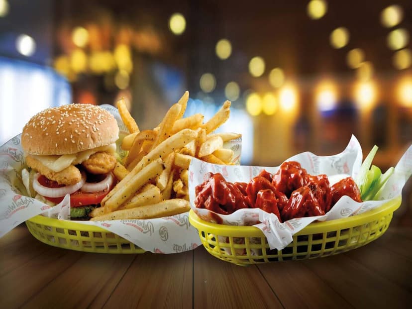 Rebel Wings (Plaza Central)