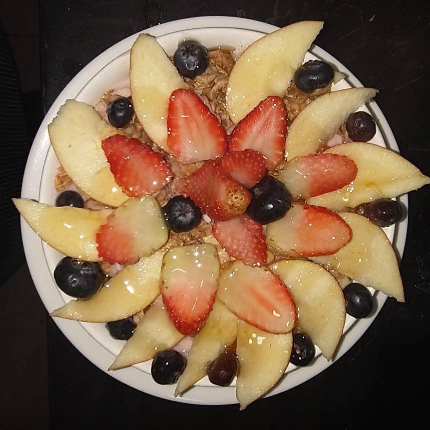 Plato de Frutas con Granola y Yogurt
