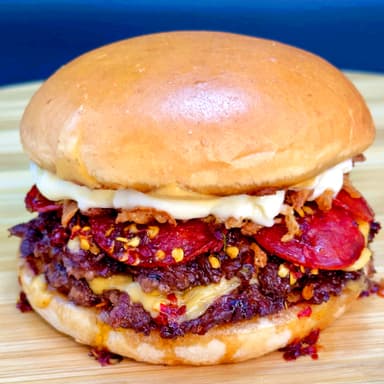 Burger Pepper Melt con Papitas
