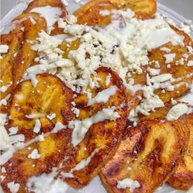 Plátanos Fritos Con Crema y Queso