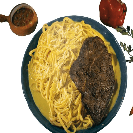 Tallarines a la Huancaína con Bistec Flameado Wok