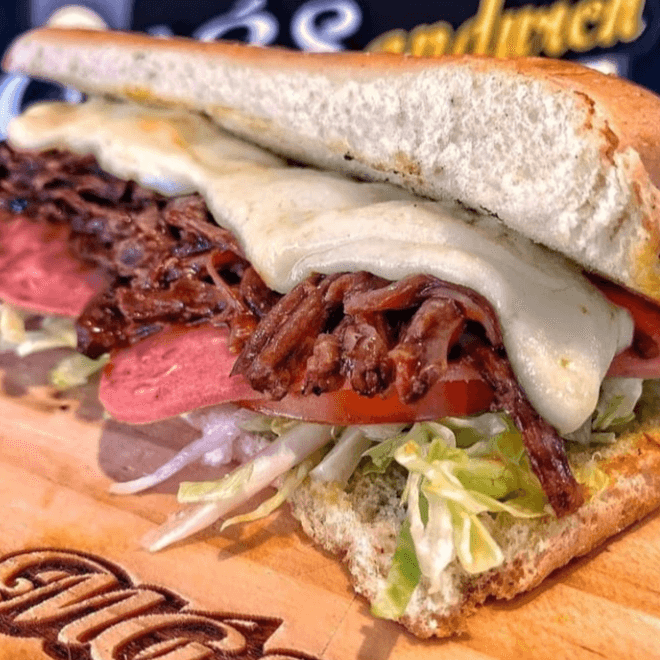 Sándwich Ropa Vieja + Porcion de Papas