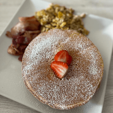 Hot cakes con tocino y huevo revuelto,