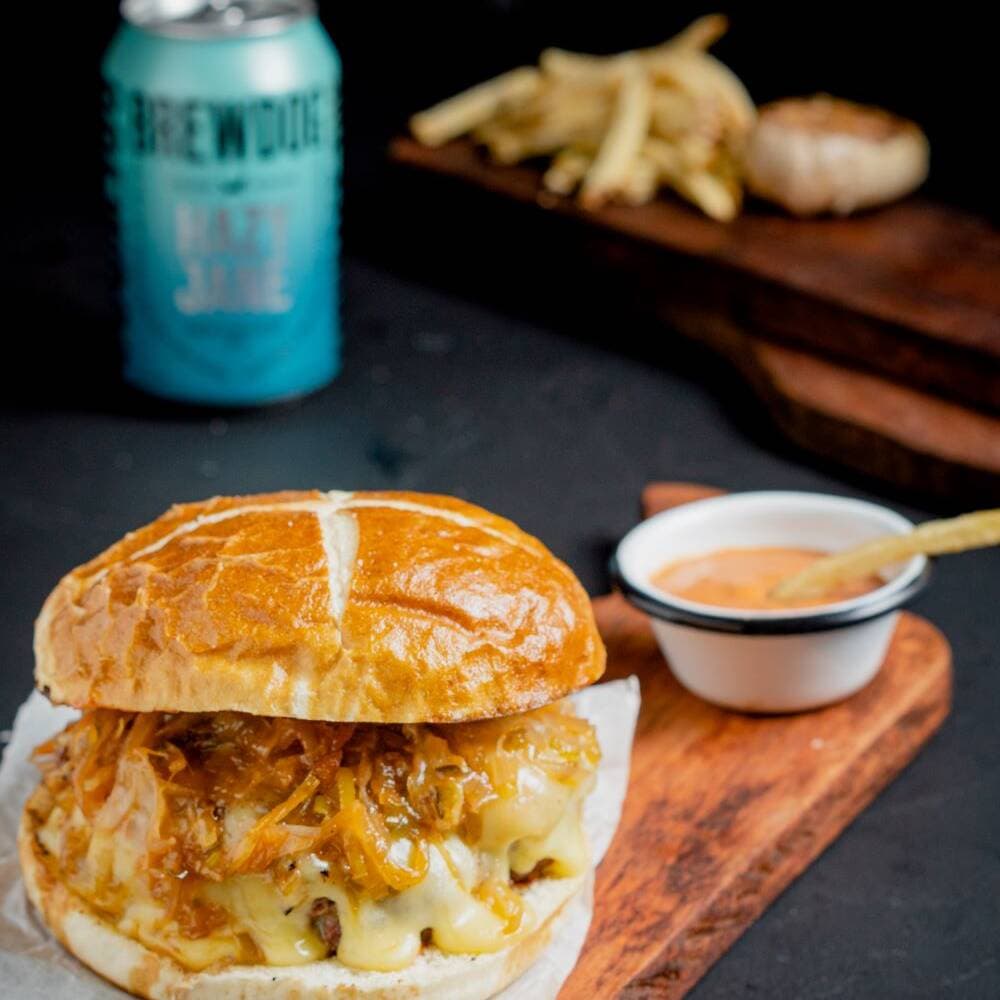 Hamburguesa Mucha Cebolla, Ajo y Queso + Papas