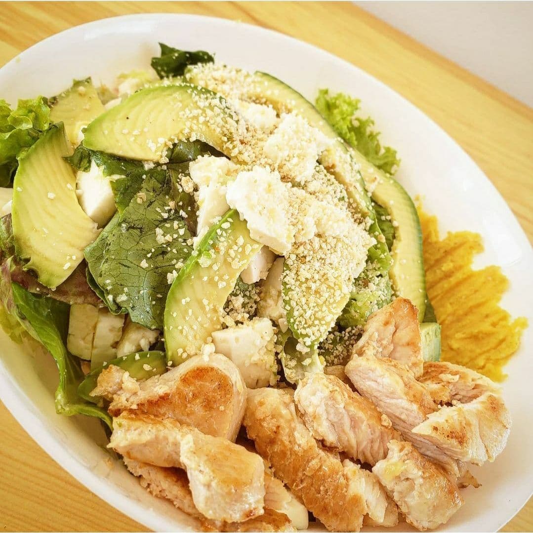 Ensalada de Aguacate, Queso Panela y Pollo