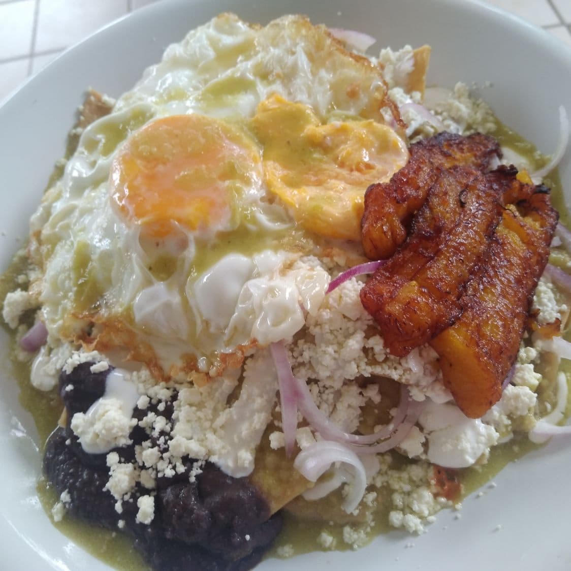 Chilaquiles Verdes Combinados (Pollo y Huevo)