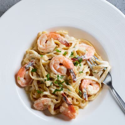 Fettuccine en Crema de Ajo Pollo
